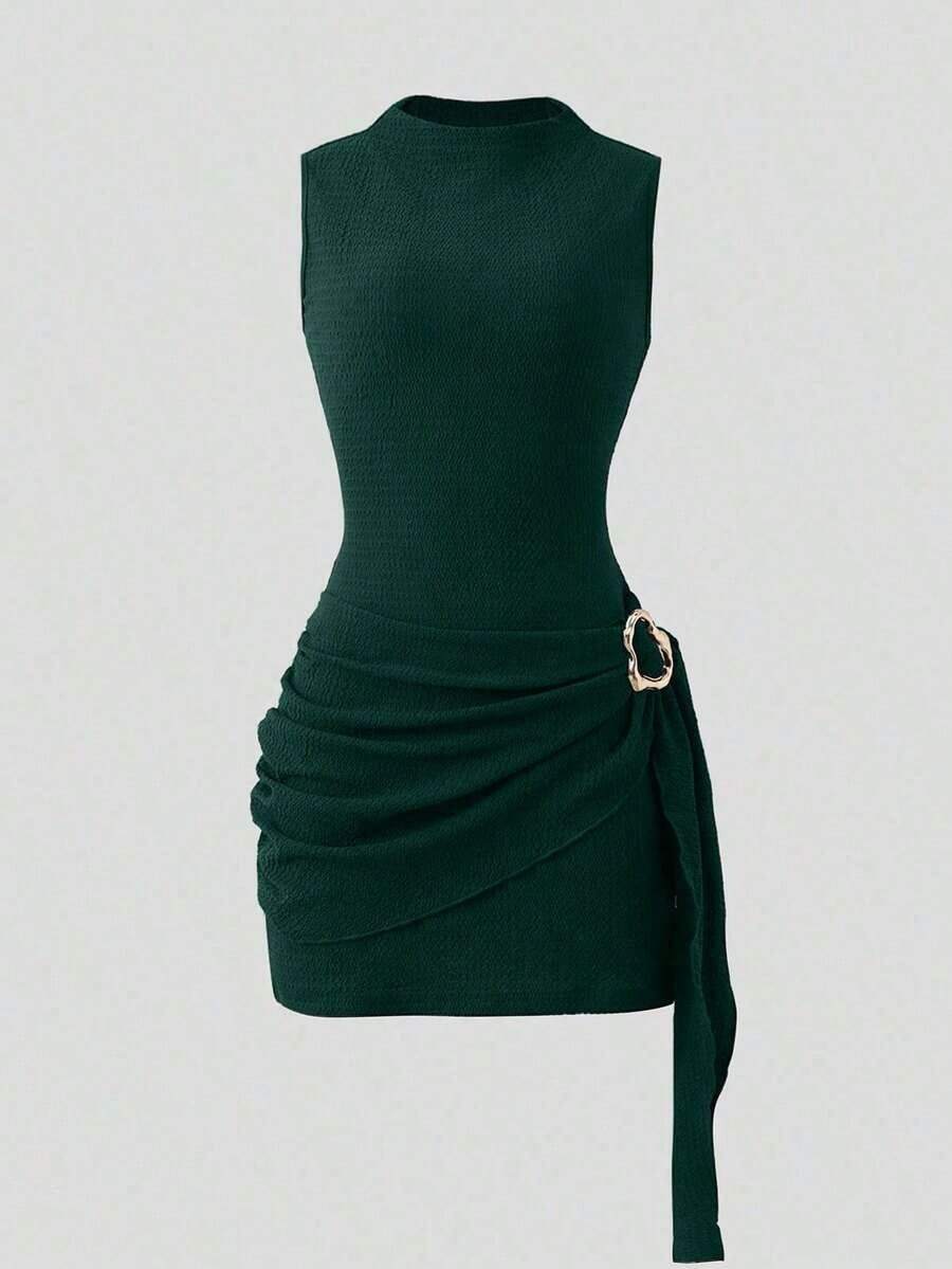Nuevo vestido elegante y sexy de primavera/verano para citas, de cuello alto, con hebilla metálica, fruncido y sin mangas, de silueta ajustada para mujer - verde oscuro - Ver 1