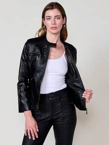 Giacca da motociclista da donna Koroshi in similpelle con collo alla coreana, 100% poliuretano, nera, taglia M. Presenta tasche funzionali, cuciture a vista e polsini regolabili con zip. Un design urbano versatile che aggiunge carattere a qualsiasi outfit casual. - nero - Visualizzare 4