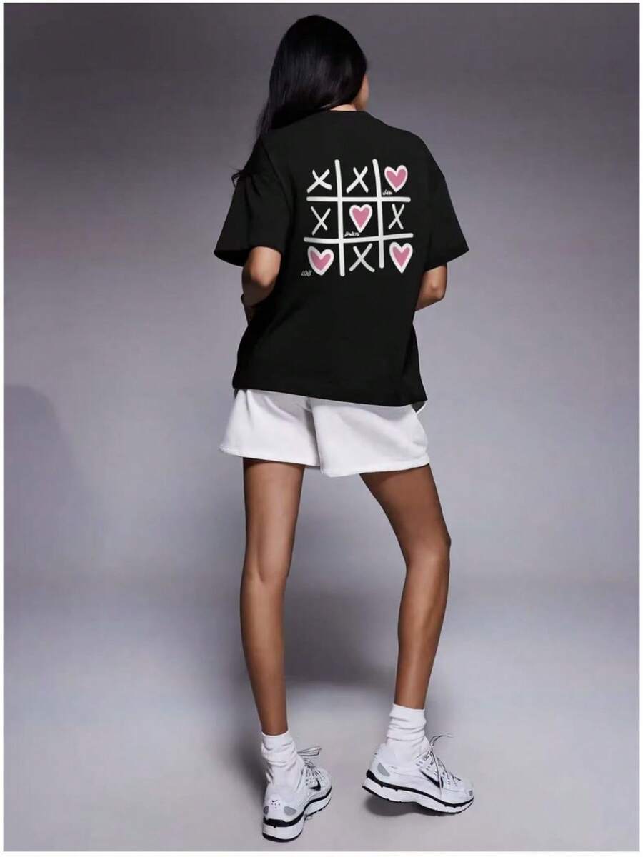 Camiseta de manga corta 100% algodón, elegante y versátil, con estampado de corazones, de longitud media para el verano, estilo europeo y americano, única y de corte holgado. - Negro - Ver 1