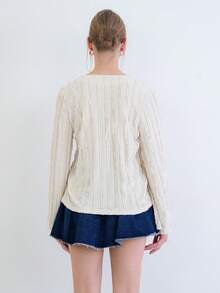 Blusa de manga comprida texturizada com fecho frontal e modelagem solta. Com tecido leve, esta peça fácil de combinar traz um toque moderno e elegante aos looks do dia a dia. - Damasco - Ver 5
