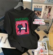 Camiseta de manga corta de algodón puro, estilo europeo, de gran tamaño, nueva colección primavera/verano 2024, con diseño de dibujos animados para mujer, holgada y versátil, de longitud media-larga, adecuada para usar como prenda exterior. - Negro - Ver 11