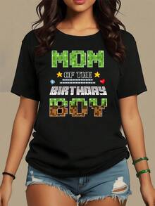 Green Pixelated Graphics With A Fun Message Celebrating The Birthday Mother, Inspiring Joy And Festive Spirit. Ideal For Family Gatherings And Parties. Women's Casual Modern Short-Sleeved T-Shirt - 黑色 - 查看 1
