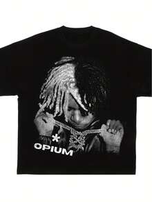 Esta es una camiseta gráfica para hombre llamada Carson Rapper, con un diseño de rastas y una cadena dorada. Es una camiseta casual de cuello redondo, perfecta para los amantes de la música durante todo el año. - Negro - Ver 1