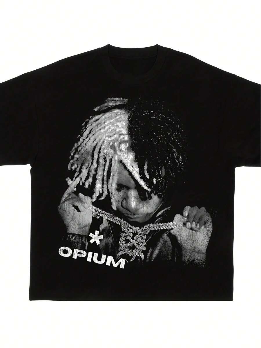 Esta es una camiseta gráfica para hombre llamada Carson Rapper, con un diseño de rastas y una cadena dorada. Es una camiseta casual de cuello redondo, perfecta para los amantes de la música durante todo el año. - Negro - Ver 1