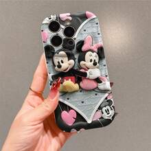 Disney Mickey And Minnie Mouse Phone Case, Official Disney Couple Character Design, Romantic Plush Mickey And Minnie In Love Heart Protective Cover. Compatible With IPhone 17, 16, 15, 14, 13, 12, 11 Pro Series, Featuring Plush-Style Mickey And Minnie Holding Hands On A Heart-Shaped Background With "In Love" Text, Perfect For Disney Fans And Couple Lovers To Showcase Their Favorite Characters, Ideal For Birthdays, Holidays, Anniversaries, Graduation Gifts, Or Any Special Occasion To Surprise Family, Friends, Classmates, And Loved Ones. - trắng - Xem 2