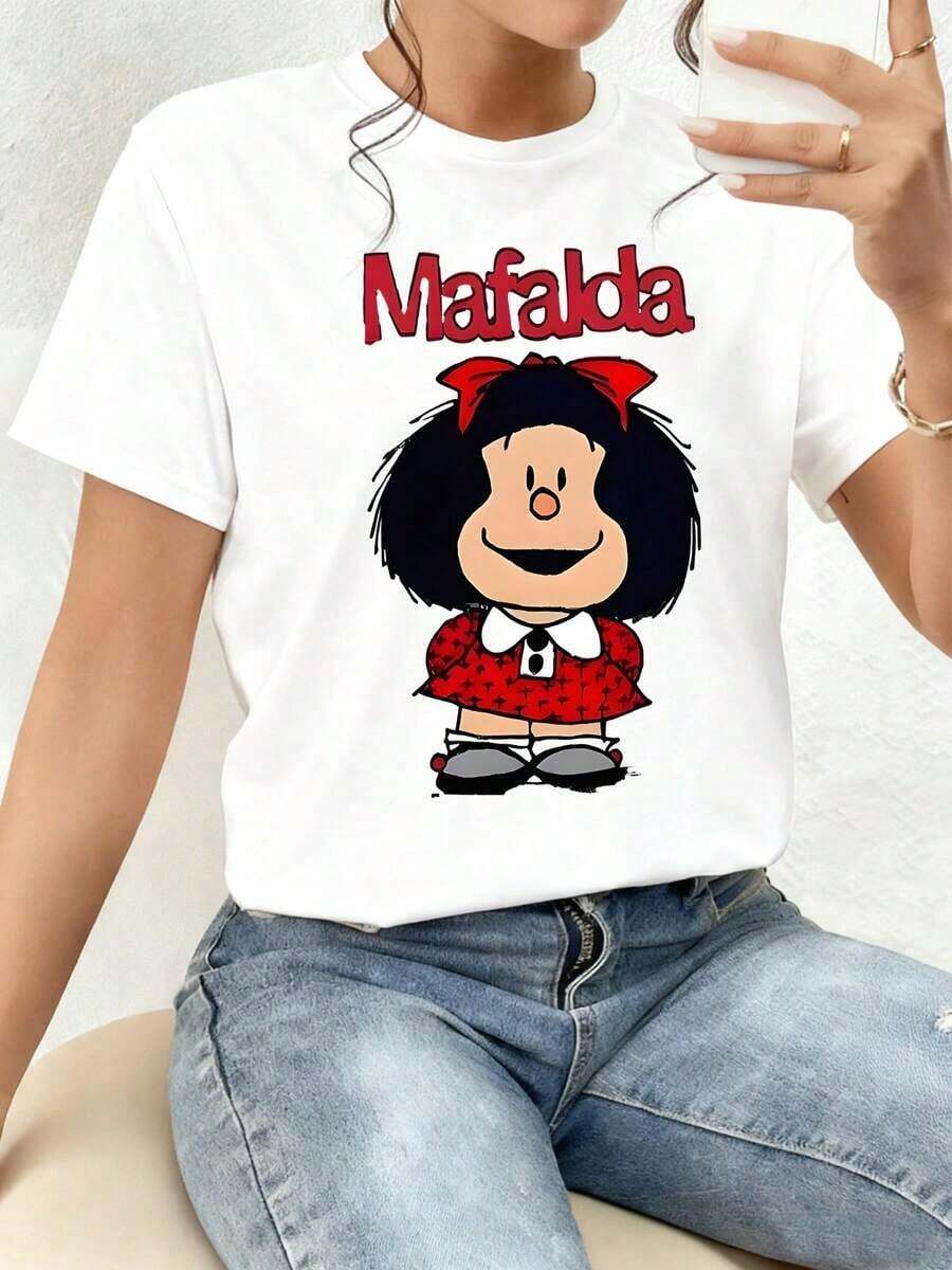 Women's 100% Cotton T-Shirt. Mafalda's Cheerful Expression Symbolizes Innocence, Reflection, And A Critical Voice In The World. Her Red Bow And Dress Convey Curiosity And Courage. A Comfortable, Lightweight, Breathable, And Summer Best-Seller. - 白色的 - 查看 1