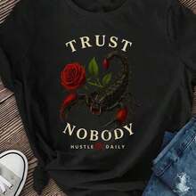 Camiseta Clásica Retro para Mujer con Estampado de Escorpión y Rosa – No Confíen Nadie – Top Casual de Manga Corta y Cuello Redondo en Gris Oscuro, Tejido de Elasticidad Media Lavable aáquina para Primavera, Verano y Otoño; Camiseta de Verano con Estampado Artístico y Elegante Lema, Estilo Cómodo, para el Día del Padre, Viajes de Oficina, Rendimiento de Secado Rápido, Atuendo de Viaje - Negro - Ver 1