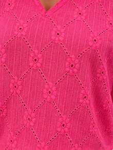 Áo thun nữ tay ngắn cổ chữ V màu trơn, chất liệu dệt jacquard với chi tiết khoét rỗng và cúc cài, chiều dài tiêu chuẩn, hơi xuyên thấu, vải polyester co giãn vừa phải. Thích hợp mặc mùa hè. - Màu Hoa hồng đỏ - Xem 6