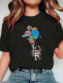 1pc Camiseta de astronauta sosteniendo globos con forma de planeta para niños y niñas, camiseta STEM con estampado, cuello redondo, camiseta casual de manga corta, top deportivo, estilo casual elegante/callejero, ropa de mujer, tops de verano, camisetas de verano, conjuntos de primavera para mujer, camisetas gráficas de verano, camisetas de mujer, 100% algodón, blusas de mujer, camisetas de mujer de algodón. - Negro - Ver 6