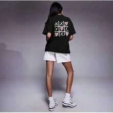 Camiseta de manga corta 100% algodón, elegante y versátil, con estampado de corazones, de longitud media para el verano, estilo europeo y americano, única y de corte holgado. - Negro - Ver 2