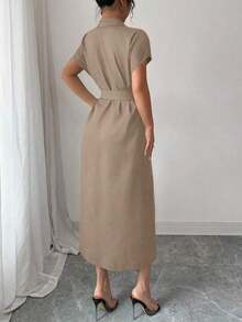 Vestido camisero casual de mujer de unicolor, de manga corta, con cuello de solapa y abotonadura sencilla hasta la mitad del muslo - Caqui - Ver 2