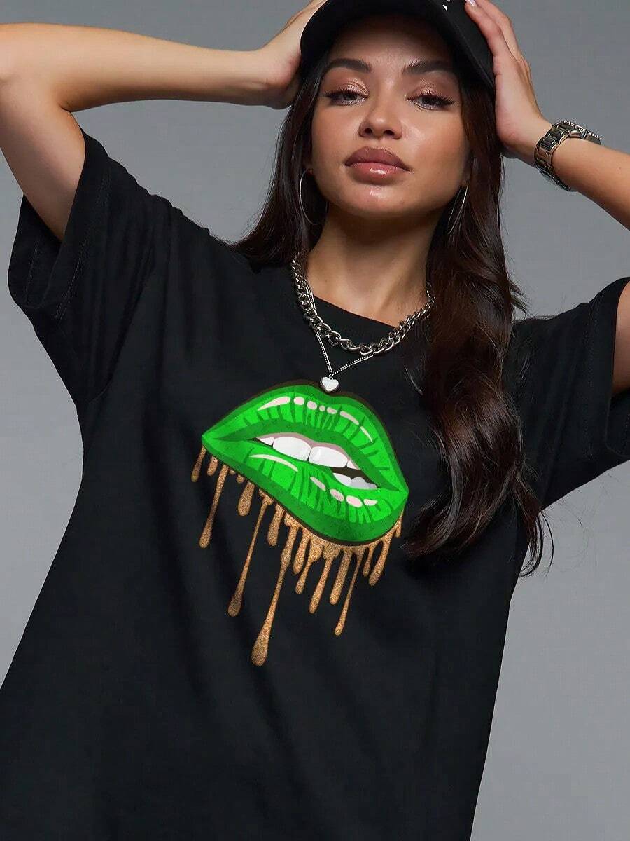 Camiseta de manga corta negra estilo europeo y americano, novedad de verano 2026, con estampado único de labios verdes derretidos. - Negro - Ver 1