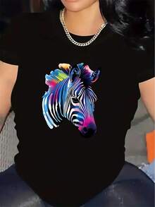 Una camiseta con un vibrante estampado de cebra es perfecta para usar en casa de manera informal. Es resistente y cómodo, lo que lo hace perfecto para salas de estar o comedores, y es una opción elegante y ligera para el uso diario. - Negro - Ver 1
