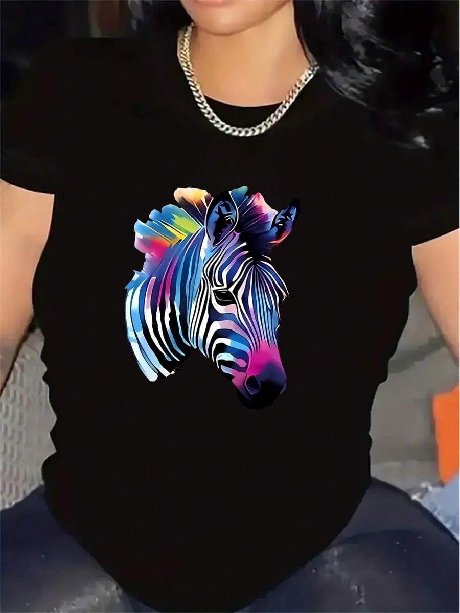 Una camiseta con un vibrante estampado de cebra es perfecta para usar en casa de manera informal. Es resistente y cómodo, lo que lo hace perfecto para salas de estar o comedores, y es una opción elegante y ligera para el uso diario. - Negro - Ver 1