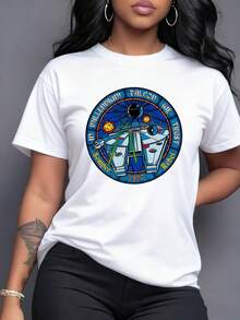 Nave espacial volando entre planetas con explosiones cósmicas simbolizando aventura y poder del universo camiseta para mujer blanca moderna y cómoda ideal para amantes del espacio - Blanco - Ver 1