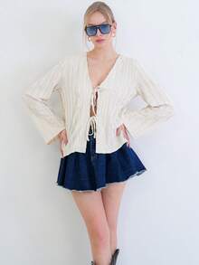 Blusa de manga comprida texturizada com fecho frontal e modelagem solta. Com tecido leve, esta peça fácil de combinar traz um toque moderno e elegante aos looks do dia a dia. - Damasco - Ver 4