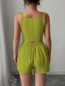Conjunto de 2 piezas para mujer compuesto por blusa top con abertura y botones delanteros en color liso estilo minimalista y casual + pantalones cortos - Amarillo - Ver 2