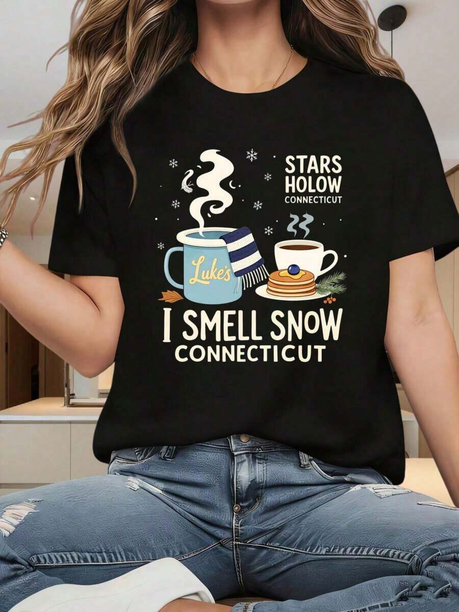 Women's Short-Sleeved Crew Neck T-Shirt With A Fun "I Smell Snow Stars Hollow Luke S Coffee Pancakes Winter" Print. It's Suitable For Christmas Parties, Sports Activities, Holiday Outings, And Other Holiday Gifts. Unisex Loose-Fitting Cotton Short-Sleeved Crew Neck T-Shirt With A Vintage Urban Style - 黑色 - 查看 1