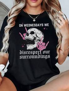 Cráneo con manos rosadas alzadas simbolizando actitud rebelde y energía desafiante acompañadas de brillo místico camiseta de mujer moderna y cómoda para estilo urbano - Negro - Ver 1