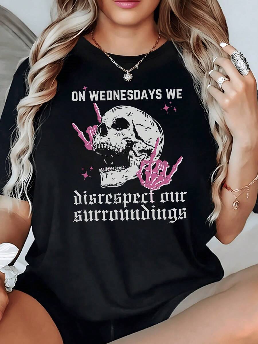 Cráneo con manos rosadas alzadas simbolizando actitud rebelde y energía desafiante acompañadas de brillo místico camiseta de mujer moderna y cómoda para estilo urbano - Negro - Ver 1