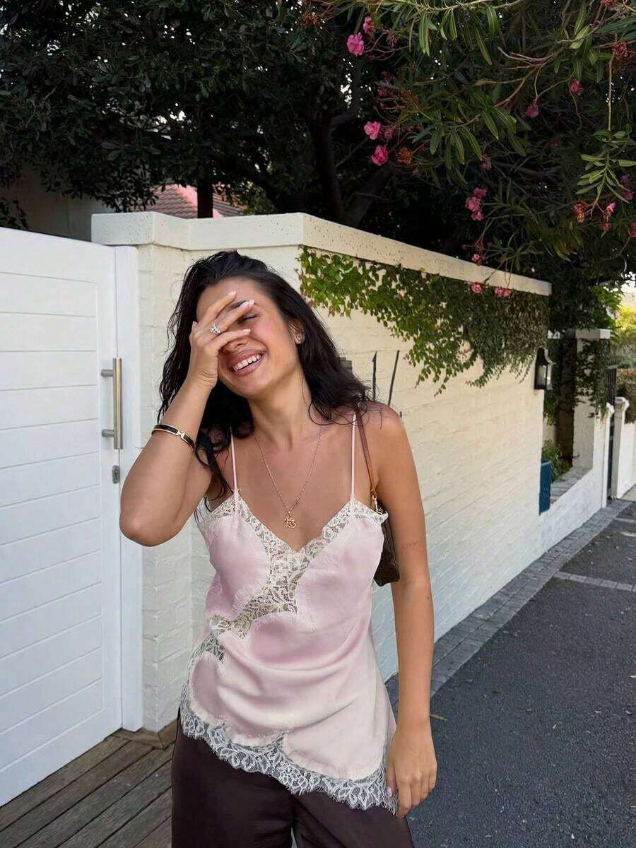 Camiseta de satén amarilla para mujer, top de tirantes sin mangas con cuello en V y encaje, elegante y sexy para uso casual, apropiado para uso diario, citas, oficina, brunch - Rosa - Ver 1