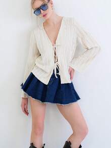 Blusa de manga comprida texturizada com fecho frontal e modelagem solta. Com tecido leve, esta peça fácil de combinar traz um toque moderno e elegante aos looks do dia a dia. - Damasco - Ver 3
