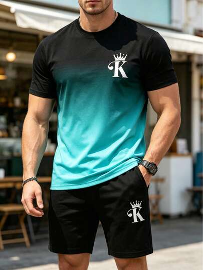 2 件套男士夏季运动套装 - 黑色至湖蓝色渐变短袖搭配“K”和皇冠标志印花短裤