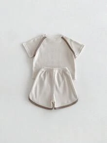 Miniweenns 2件組嬰幼兒男女童夏季華夫格針織運動套裝：拼色短袖上衣 + 字母印花短褲，幼童休閒運動服 - 杏色 - 查看 5