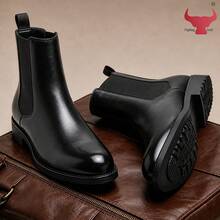 Giày bốt Chelsea nam Fighting Bull Retro Designer có thiết kế xỏ chân tiện lợi và mũi nhọn thanh lịch. Đôi bốt cổ trung sang trọng này được chế tác từ chất liệu da thật mềm mại, được lựa chọn kỹ lưỡng. Lý tưởng cho những dịp công sở trang trọng, chúng cũng phù hợp để mang hàng ngày đến văn phòng, dự tiệc và những buổi đi chơi thông thường. - màu đen - Xem 2