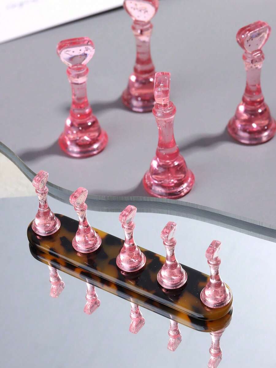 Conjunto de 1 placa magnética para prática de unhas, que resolve problemas como deslizamento da placa de unha, ângulo de visão limitado para pintura à mão, fixação inconveniente de acessórios e baixa eficiência para criação de diversos estilos. O suporte para placa de unha em formato de peça de xadrez fixa firmemente as placas, possui base antiderrapante e design com 5 encaixes que permite fixar várias placas de unha simultaneamente, sendo ideal para iniciantes na prática de nail art, coloração de unhas e criação de designs. - Multicolorido - Ver 1
