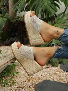 Chinelo feminino de plataforma com sola grossa, modelo Primavera/Verão 2026. Confortável, respirável e ideal para praia, festas, eventos punk, férias e moda avant-garde. Perfeito para o dia a dia, férias, casamentos, viagens a trabalho, eventos corporativos, festivais, férias, festas universitárias e para o escritório. - Bege - Ver 5