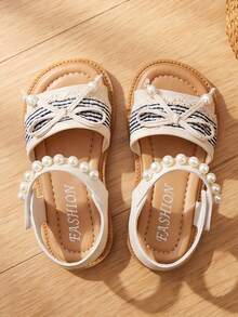 Gợi ý sản phẩm bán chạy nhất: Sandal trẻ em Little Flamingo Bowknot - Họa tiết kẻ caro đen trắng tinh tế + viền ren - Dễ dàng mang vào và tháo ra với khóa dán. Hoàn hảo để phối cùng áo phông và chân váy xếp ly. Sandal trẻ em nhẹ nhàng và tinh tế! - Màu be - Xem 1