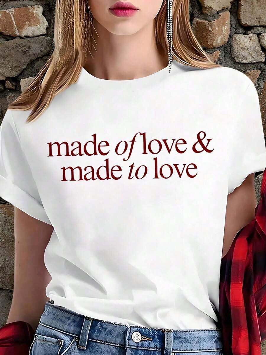 Playera Blanca Ajustada con Mensaje de Amor: "made of love & made to love", Camia con Eslogan Romántico y Estético, Blusa Casual de Estilo Y2K y Vibes PositivasAdecuado como regalo. playera de mujer. blusas>elegantes. boho chic,Exquisita camiseta estampada de cuello redondo para mujer, ideal para varias estaciones, perfecta para vacaciones, viajes y días festivos. - Blanco - Ver 1