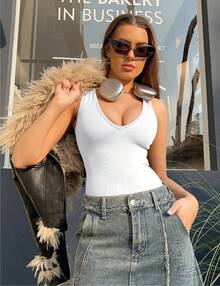 ZZL Paquete de 2 Bodysuits Escote en V| Top Acanalado Sin Mangas tipo Leotardo| Moda Sensual para Fiestas y Antro - blanco y negro - Ver 3