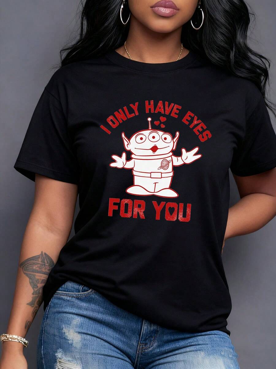 Alien tierno de tres ojos expresando amor con corazones simboliza afecto sincero y humor galáctico camiseta para mujer blanca moderna y cómoda para uso diario - Negro - Ver 1