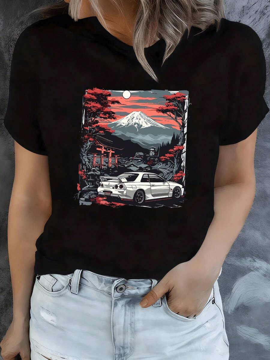 Sacred Mountain Under A Red Sky At Dawn With A Sports Car In Front Of Ancient Torii Gates Among Crimson Trees That Evoke Strength And Calm. Women's Casual Short-Sleeved Modern T-Shirt - 黑色 - 查看 1