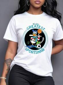 Figura divertida que representa un pato animado jugando baloncesto fútbol béisbol y hockey simbolizando energía optimismo y pasión por el deporte camiseta para mujer casual cómoda y moderna - Blanco - Ver 1