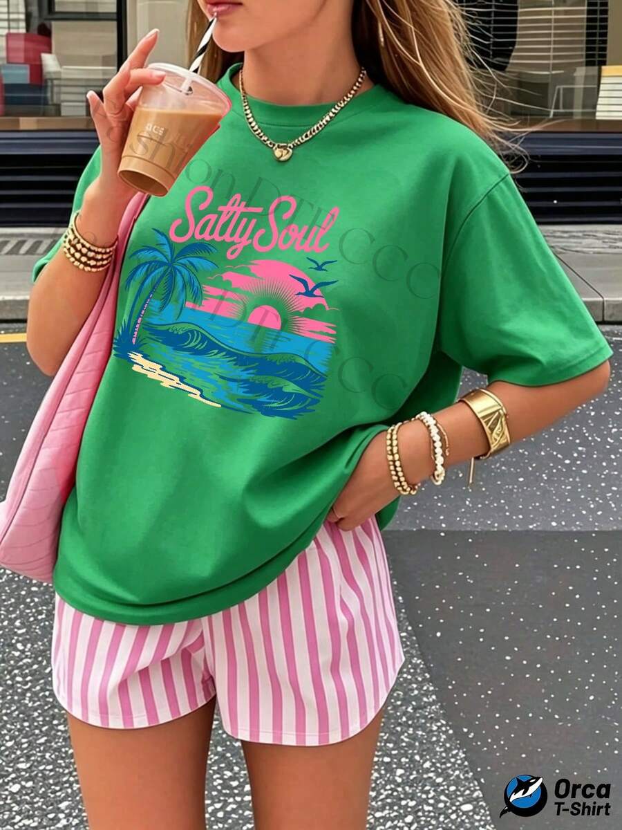 Women's Custom Y2k T-Shirt, Fashionable, 180g Pure Cotton, Women's Loose-Fitting Short-Sleeved Top, Urban Elegance, Breathable For Everyday Wear, Creative Print For Summer, Gift For Outdoor Sports. Pink "Salty Soul" Lettering Combined With A Tropical Beach Sunset Pattern, Blue Palm Trees And Waves, Sunset And Bird Elements In Pink, Vibrant Retro Design, Suitable For Casual Summer Wear. - 綠色 - 查看 1