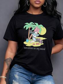 Palmeras bajo el sol con una figura femenina descansando junto al mar evocando tranquilidad y alegría veraniega camiseta para mujer casual blanca con mensaje positivo sunshine on my mind - Negro - Ver 1