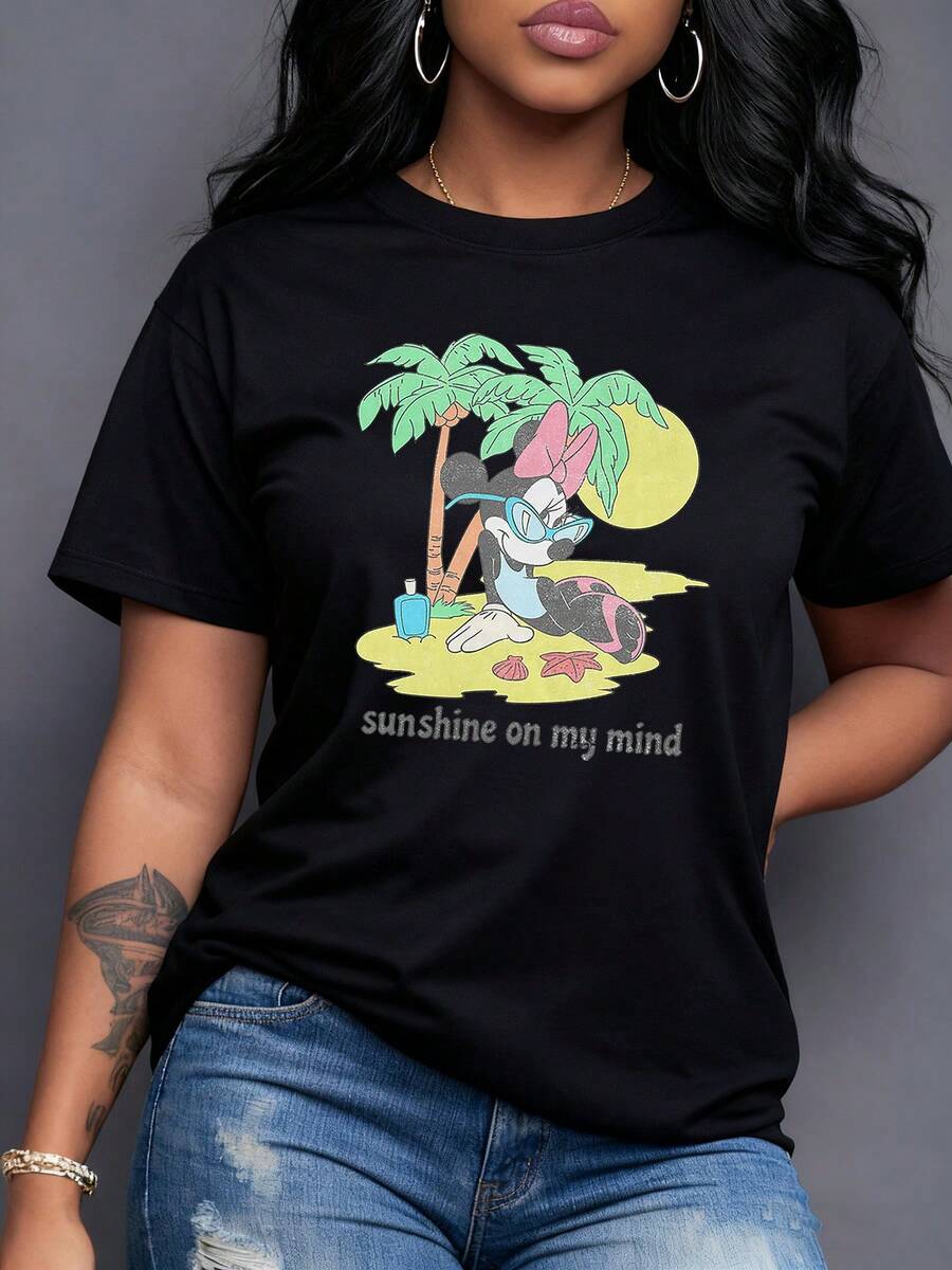Palmeras bajo el sol con una figura femenina descansando junto al mar evocando tranquilidad y alegría veraniega camiseta para mujer casual blanca con mensaje positivo sunshine on my mind - Negro - Ver 1