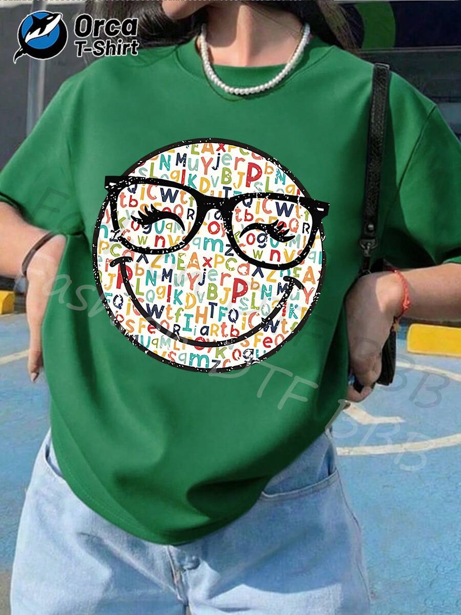 This T-Shirt Is Made Of 100% Fabric, Weighs 6.35 Ounces, And Features A Printed Design Of Glasses And A Face. It's An Orca Brand Product, Embodying Y2K Style, And Is Perfect For Casual Summer Outings, Outdoor Activities, And Vacations. - 綠色 - 查看 1