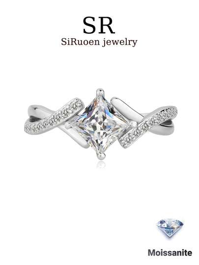 1 chiếc nhẫn cưới nữ, kiểu dáng Princess Cut Criss-Cross, bạc Sterling 925 2.6g, đá Moissanite 1 carat, phong cách Bohemian Palace sang trọng, thích hợp làm quà cưới, quà đính hôn, quà kỷ niệm ngày cưới, quà Valentine. Kèm theo giấy chứng nhận Moissanite và hộp quà thanh lịch.