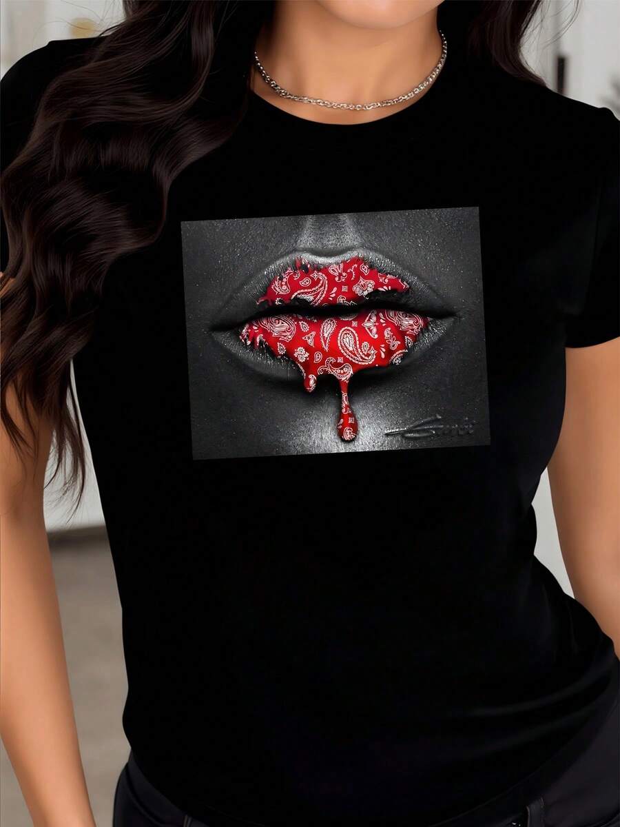 Labios rojos con textura de pañuelo brillante y gotas que evocan pasión fuerza y arte urbano moderno camiseta de mujer casual ceñida elegante para combinar con jeans - Negro - Ver 1
