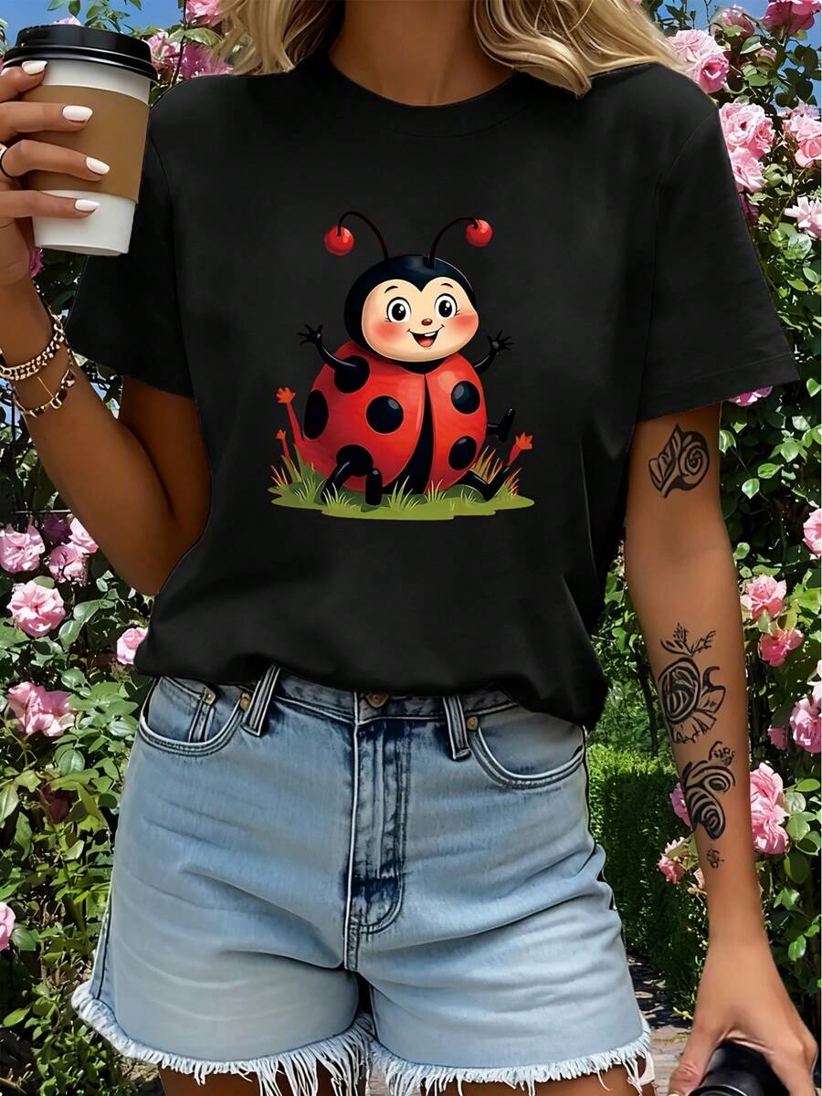 Esta es una camiseta estampada con un diseño de mariquita de dibujos animados, adornada con lunares rojos y detalles en negro.La tela es suave y transpirable, lavable a máquina y cómoda para usar en todas las estaciones. - Negro - Ver 1
