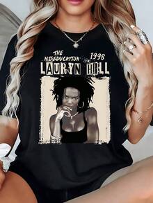 Retrato artístico que representa la fuerza interior femenina con una silueta de cabello rizado y fondo vintage evocando elegancia y empoderamiento camiseta de mujer moderna casual para uso diario - Negro - Ver 1