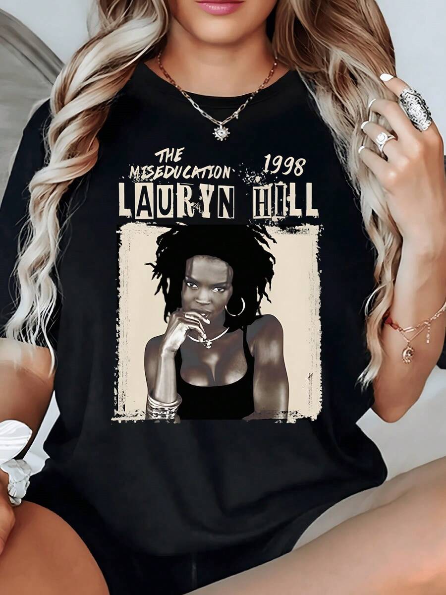 Retrato artístico que representa la fuerza interior femenina con una silueta de cabello rizado y fondo vintage evocando elegancia y empoderamiento camiseta de mujer moderna casual para uso diario - Negro - Ver 1