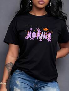 Coloridas figuras de fantasía que bailan entre letras rosadas y globos anaranjados creando una atmósfera divertida y juvenil en esta camiseta de mujer casual y moderna para uso diario - Negro - Ver 6