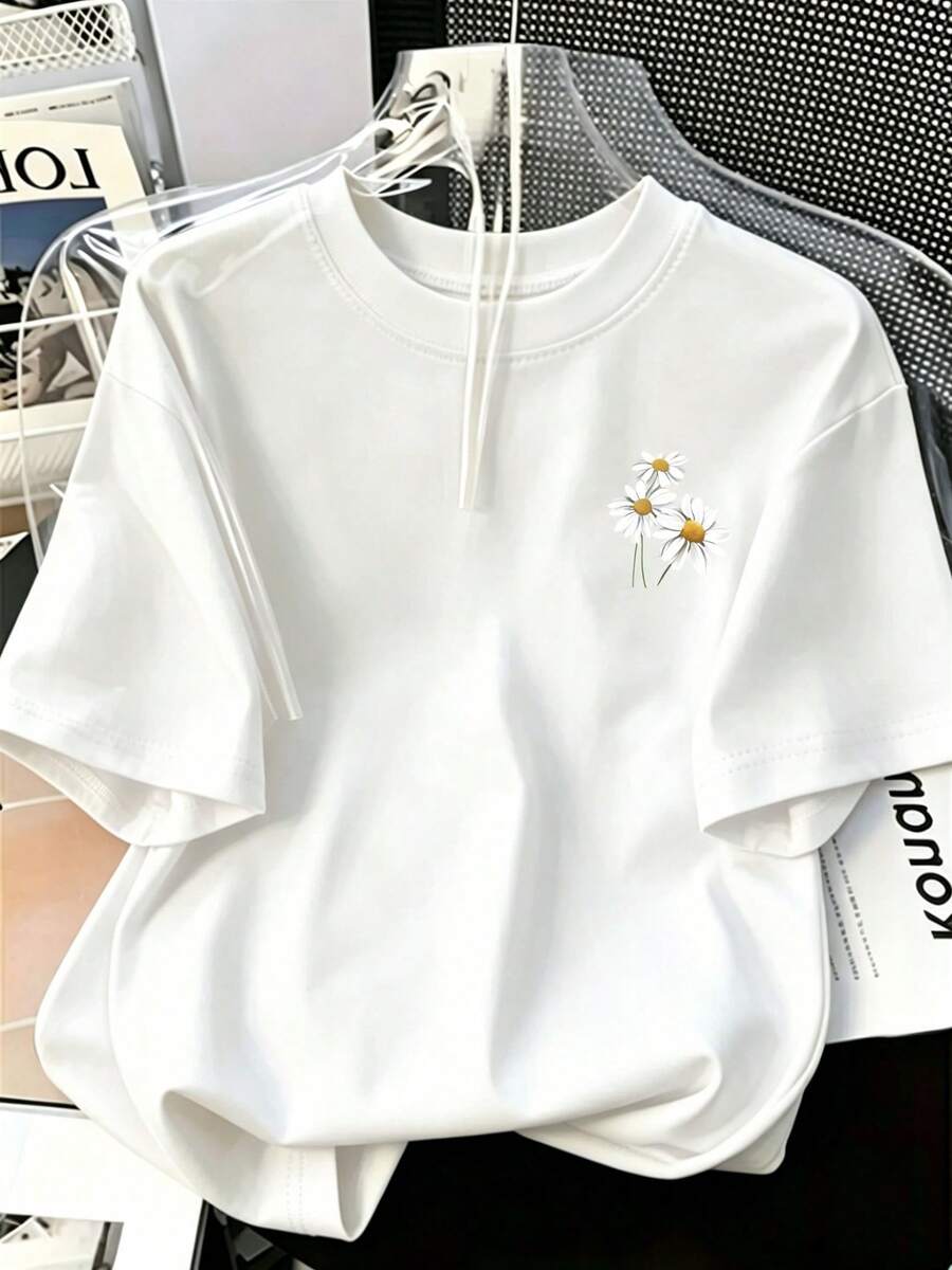 Women's Plus-Size Fashion T-Shirt With A Printed Design On Soft, Versatile Fabric. This Short-Sleeved Tee Features An Intricate Daisy Pattern, Offering Comfortable Wear And A Perfect Fit For Casual Occasions. It's A Stylish Top Suitable For All Body Types. - 白色 - 查看 1