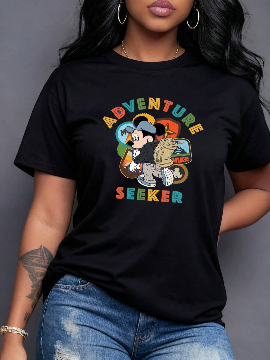 Figura colorida que muestra un explorador animado con mochila rodeado de símbolos de montaña y aventura que transmiten energía positiva y espíritu viajero camiseta para mujer casual cómoda de corte moderno - Negro - Ver 1