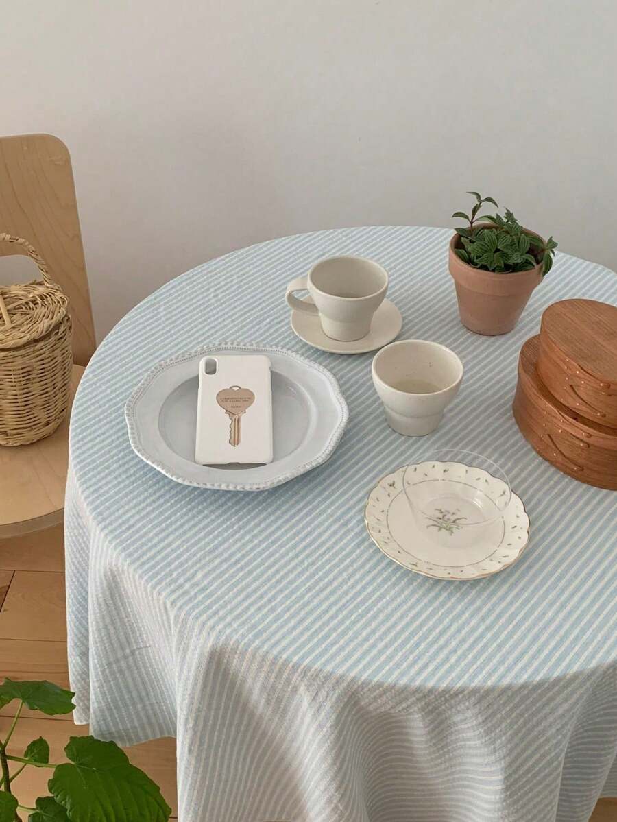 1 chiếc khăn trải bàn kẻ sọc xanh dương tối giản, tạo không gian trang nhã cho các buổi lễ, đám cưới, phù hợp với bàn ăn hình chữ nhật hoặc tròn. - Nhiều màu - Xem 1